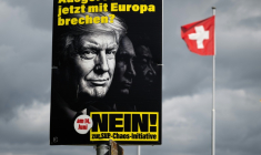 Une affiche appelant à voter contre l'initiative anti-immigration en Suisse, représentant le président américain Donald Trump, le président russe Vladimir Poutine et le président chinois Xi Jinping, à Thayngen, en Suisse, le 1er juin 2026  ( AFP / SEBASTIEN BOZON )