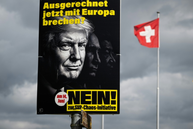 Une affiche appelant à voter contre l'initiative anti-immigration en Suisse, représentant le président américain Donald Trump, le président russe Vladimir Poutine et le président chinois Xi Jinping, à Thayngen, en Suisse, le 1er juin 2026  ( AFP / SEBASTIEN BOZON )