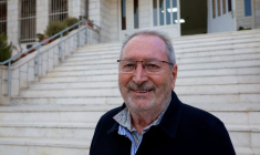 Bernard Baudoux, maire d'Aulnoye-Aymeries, pose pour une photo après avoir été attaqué par des colons israéliens militants.