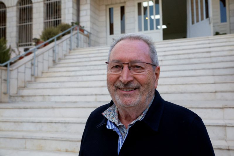 Bernard Baudoux, maire d'Aulnoye-Aymeries, pose pour une photo après avoir été attaqué par des colons israéliens militants.