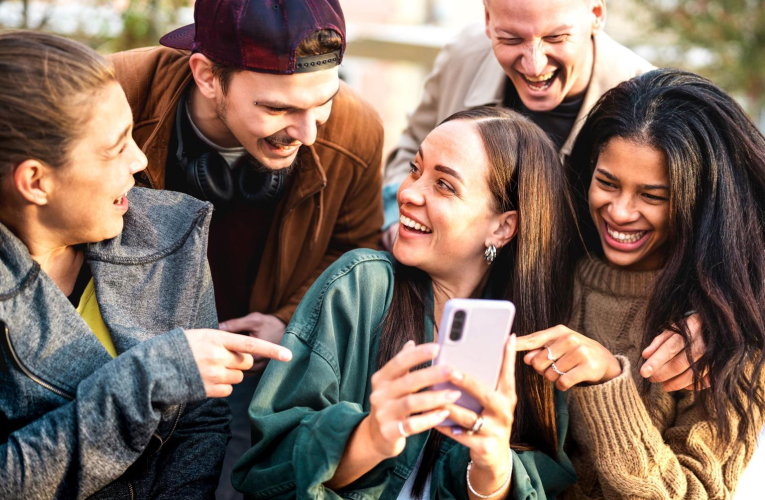 Quelques applications permettent de faire les comptes pour bien partager les frais entre amis. ( crédit photo : Shutterstock )