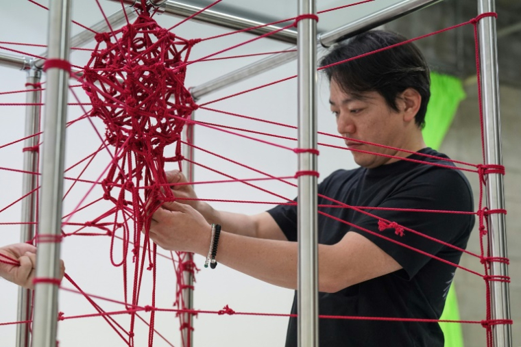 Hajime Kinoko, l'un des plus connus artistes japonais de "shibari", l'art des cordes, le 26 mai 2025 à Tokyo ( AFP / Caroline GARDIN )