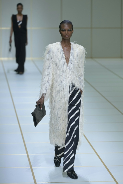 Défilé de la collection printemps-été Giorgio Armani lors de la semaine de la mode, le 27 septembre 2026 à Milan ( AFP / Stefano Rellandini )