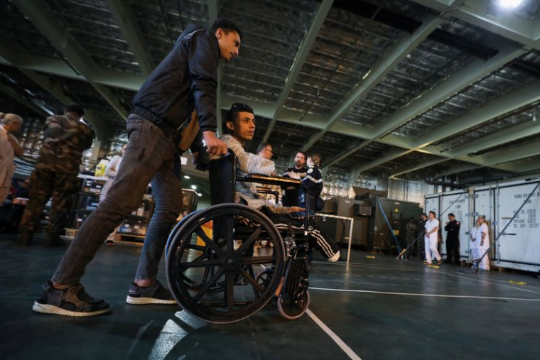 Des Palestiniens blessés à bord du porte-hélicoptère amphibie Dixmude, au large de l'Egypte
