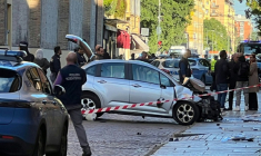 Des policiers sur les lieux où un conducteur a renversé et blessé huit personnes, le 16 mai 2026 à Modène, dans le nord de l'Italie   ( AFP / - )