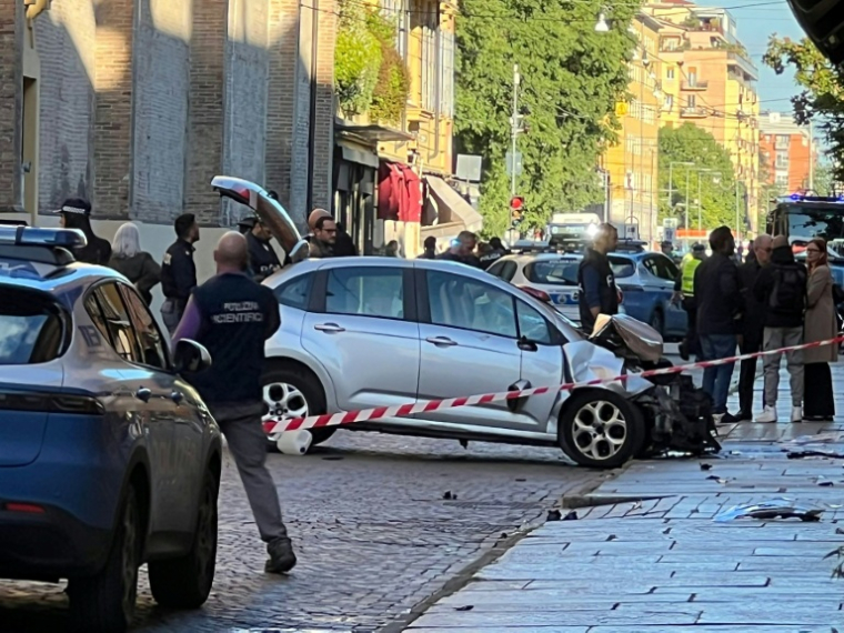 Des policiers sur les lieux où un conducteur a renversé et blessé huit personnes, le 16 mai 2026 à Modène, dans le nord de l'Italie   ( AFP / - )