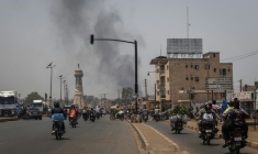 Une colonne de fumée s'élève depuis un quartier de Bamako, le 26 avril 2026  ( AFP / - )