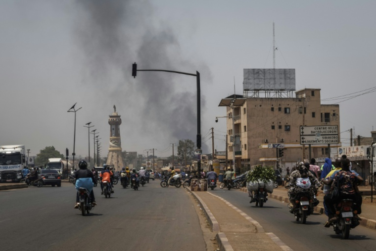 Une colonne de fumée s'élève depuis un quartier de Bamako, le 26 avril 2026  ( AFP / - )