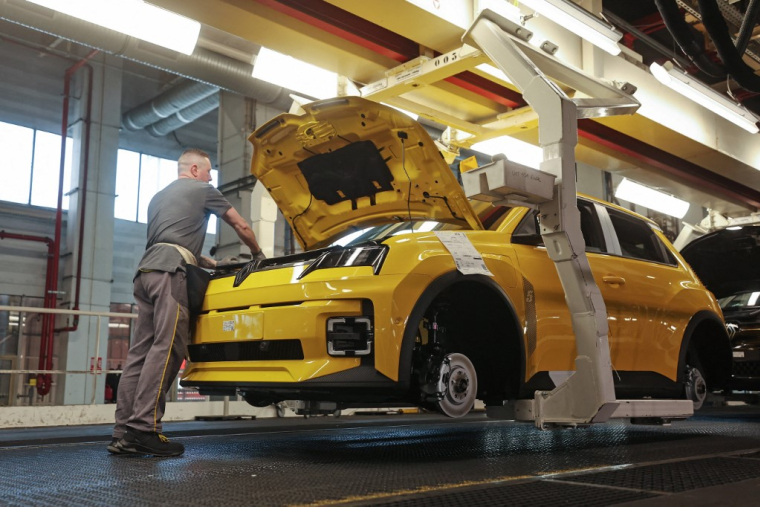La ligne de production des Renault 5 à Douai, le 5 mars 2025. ( AFP / FRANCOIS LO PRESTI )