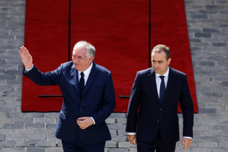 François Bayrou et Sébastien Lecornu le 10 septembre 2025 à l'Hôtel Matignon à Paris lors de la passation de pouvoir entre les deux hommes ( POOL / Ian LANGSDON )