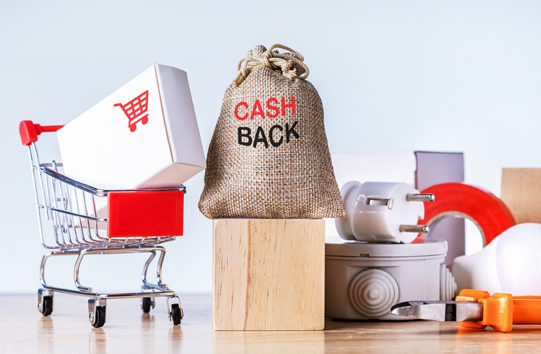 (Crédits photo : Adobe Stock - Cashback et shopping)