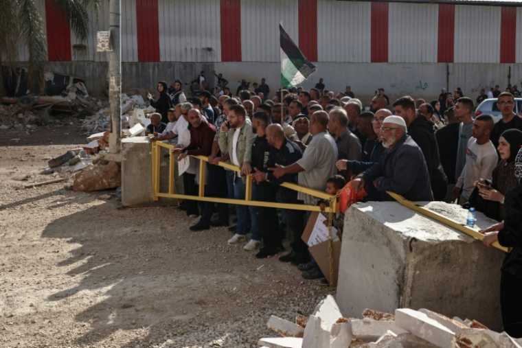 Des résidents du camp de réfugiés de Nur Shams manifestent pour demander le droit de rentrer dans leurs maisons, à coté de Tulkarem, le 18 novembre 2025 ( AFP / Zain JAAFAR )