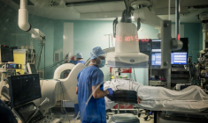 La fédération des hôpitaux privés affirmait fin janvier que "40% des établissements (étaient) en déficit" en 2023, contre 24% en 2021. ( AFP / JEFF PACHOUD )