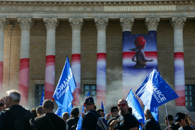 Manifestation de policiers devant l'Assemblée nationale à Paris, le 15 septembre 2026 ( AFP / Thomas SAMSON )