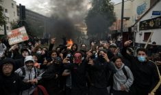 Des lycéens lors d'une manifestation près du lycée Déodat à Toulouse, le 1er octobre 2026  ( AFP / Ed JONES )