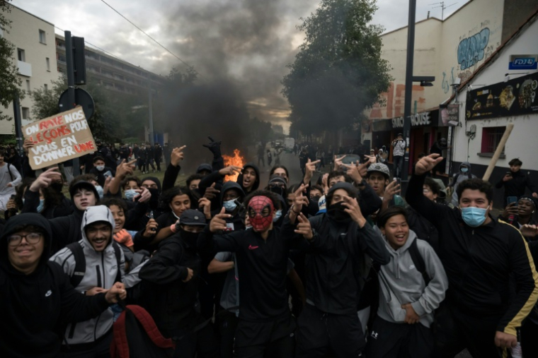 Des lycéens lors d'une manifestation près du lycée Déodat à Toulouse, le 1er octobre 2026  ( AFP / Ed JONES )