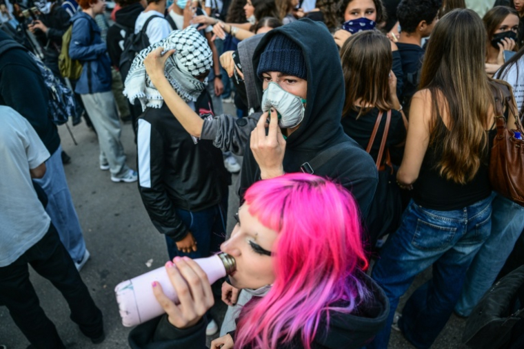 Des élèves bloquent le lycée Antoine de Saint-Exupéry à Lyon, le 29 septembre 2026 ( AFP / OLIVIER CHASSIGNOLE )
