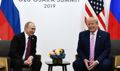 Vladimir Poutine et Donald Trump à Osaka, au Japon, le 28 juin 2019. ( AFP / BRENDAN SMIALOWSKI )