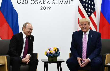 Vladimir Poutine et Donald Trump à Osaka, au Japon, le 28 juin 2019. ( AFP / BRENDAN SMIALOWSKI )