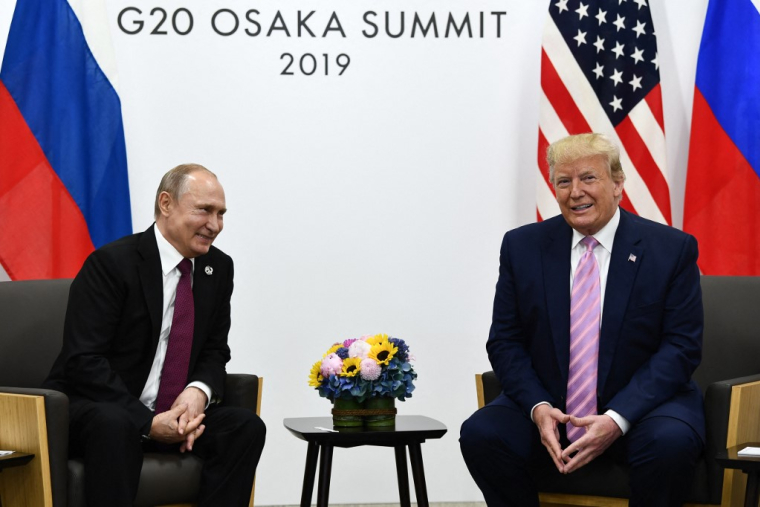 Vladimir Poutine et Donald Trump à Osaka, au Japon, le 28 juin 2019. ( AFP / BRENDAN SMIALOWSKI )