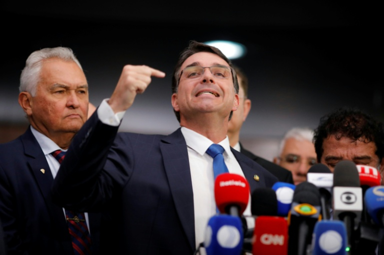 Le sénateur Flavio Bolsonaro, fils de l'ex-président brésilien Jair Bolsonaro, lors d'une conférence de presse sur le procès devant la Cour suprême fédérale (STF) qui pourrait condamner son père pour tentative de coup d'Etat, le 9 septembre 2025 à Brasilia ( AFP / Sergio Lima )