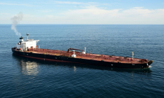 Vue aérienne du Boracay, pétrolier de la flotte fantôme russe, le 1er octobre 2025 au large du port français de Saint-Nazaire ( AFP / Damien MEYER )