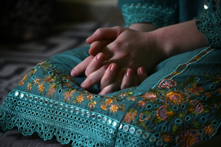 La jeune réfugiée afghane Shayma lors d'une interview avec l'AFP à Islamabad, le 2 septembre 2025 au Pakistan ( AFP / Farooq NAEEM )
