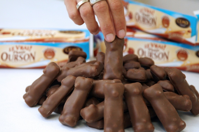ADes oursons en guimauve enrobés de chocolat, à l'occasion du 50e anniversaire de sa création, au siège du groupe français Cémoi, le 23 août 2012 à Perpignan, dans les Pyrénées-Orientales ( AFP / Raymond ROIG )