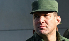 Raul Guillermo Rodriguez Castro, dit le "Crabe", colonel du ministère de l'Intérieur et petit-fils de l'ex-président Raul Castro, lors de la réception des restes de 32 militaires cubains tués au Venezuela, à l'aéroport de La Havane, le 16 janvier 2026 à Cuba ( AFP / YAMIL LAGE )