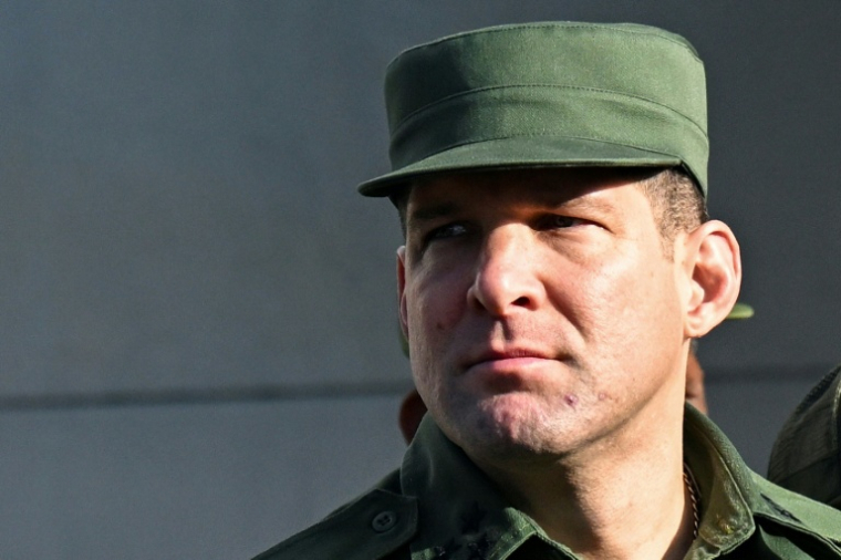 Raul Guillermo Rodriguez Castro, dit le "Crabe", colonel du ministère de l'Intérieur et petit-fils de l'ex-président Raul Castro, lors de la réception des restes de 32 militaires cubains tués au Venezuela, à l'aéroport de La Havane, le 16 janvier 2026 à Cuba ( AFP / YAMIL LAGE )