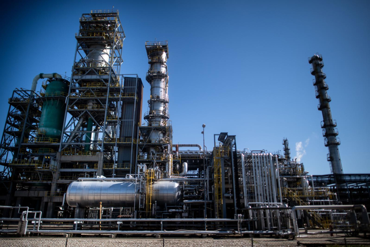 Une raffinerie en Slovaquie, le 19 mai 2022. ( AFP / VLADIMIR SIMICEK )