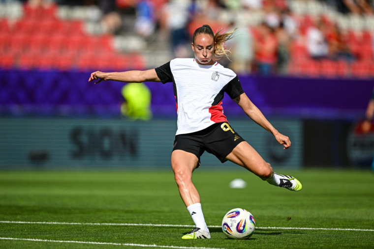 Como frappe aussi fort sur le mercato féminin