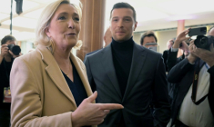 La cheffe de file des députés Rassemblement national à l'Assemblée, Marine Le Pen (g), s'adresse à la presse aux côtés du président du RN, Jordan Bardella, le 27 janvier 2025 à Paris ( AFP / Bertrand GUAY )