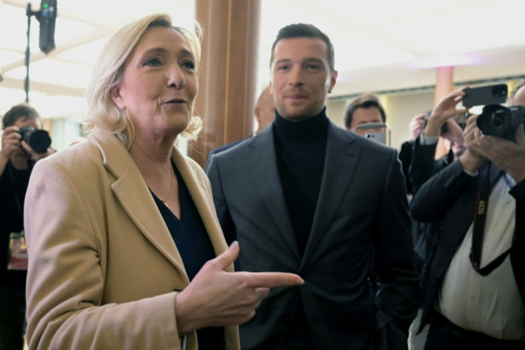 La cheffe de file des députés Rassemblement national à l'Assemblée, Marine Le Pen (g), s'adresse à la presse aux côtés du président du RN, Jordan Bardella, le 27 janvier 2025 à Paris ( AFP / Bertrand GUAY )