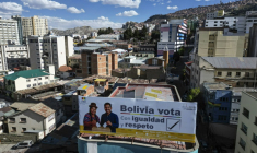 Vue aérienne montrant un panneau d'affichage faisant la promotion de l'élection présidentielle, à La Paz le 16 août 2025, à la veille des élections générales. ( AFP / MARTIN BERNETTI )