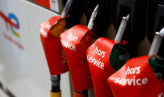 Les pompes à essence d'une station-service fermée à Paris