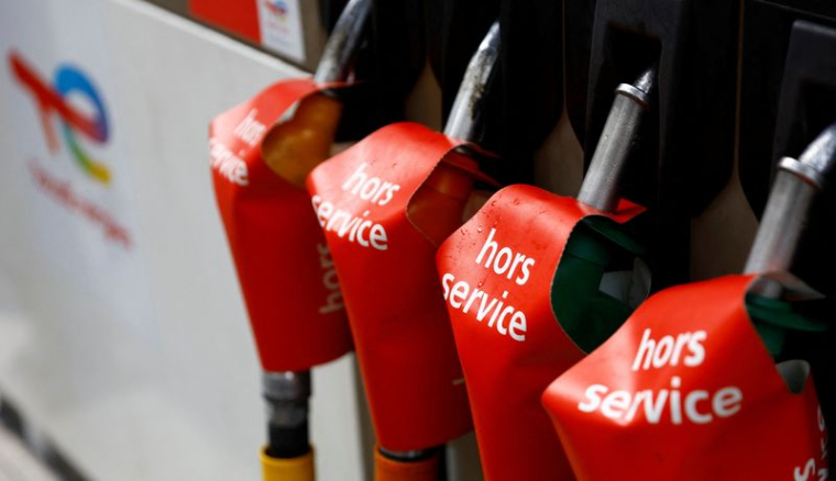 Les pompes à essence d'une station-service fermée à Paris