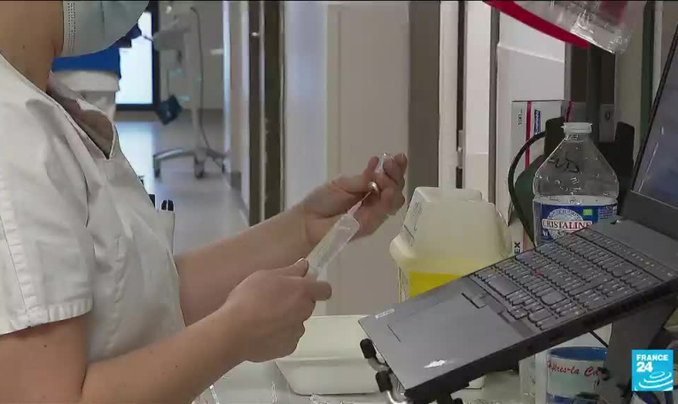 France : face à Omicron, le gouvernement présente à l'Assemblée le texte de loi pour l'adoption du passe vaccinal