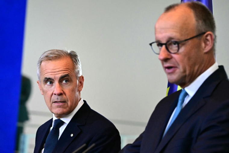 Le chancelier allemand Friedrich Merz et le Premier ministre canadien Mark Carney à Berlin le 26 août 2025. ( AFP / TOBIAS SCHWARZ )