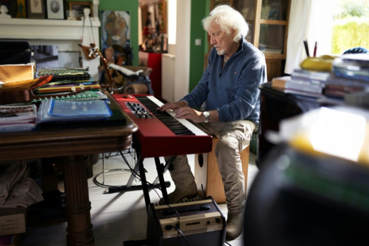 Le chanteur Hugues Aufray, 96 ans, chez lui à Marly-le-Roi, dans les Yvelines, le 14 octobre 2025 ( AFP / JOEL SAGET )