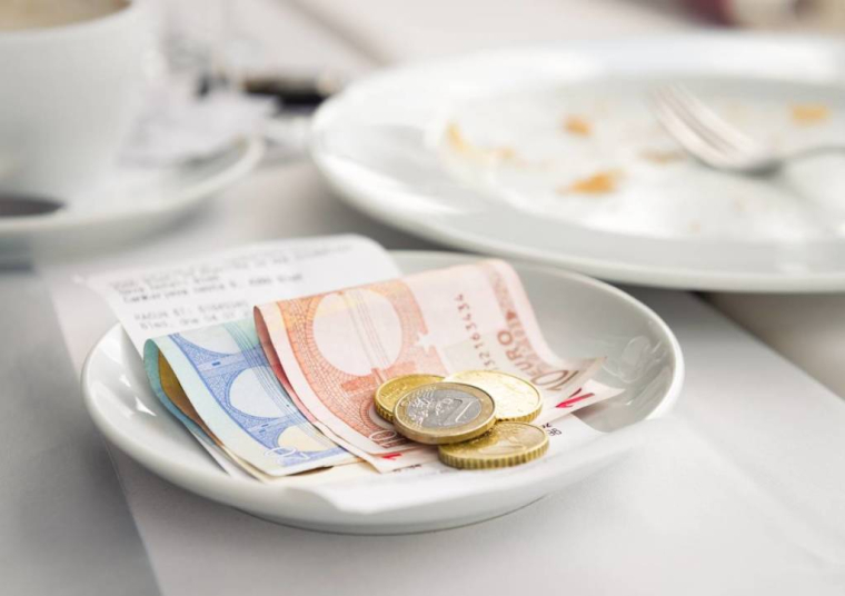 Vacances à l'étranger : quels moyens de paiement choisir ? / iStock.com - georgeclerk