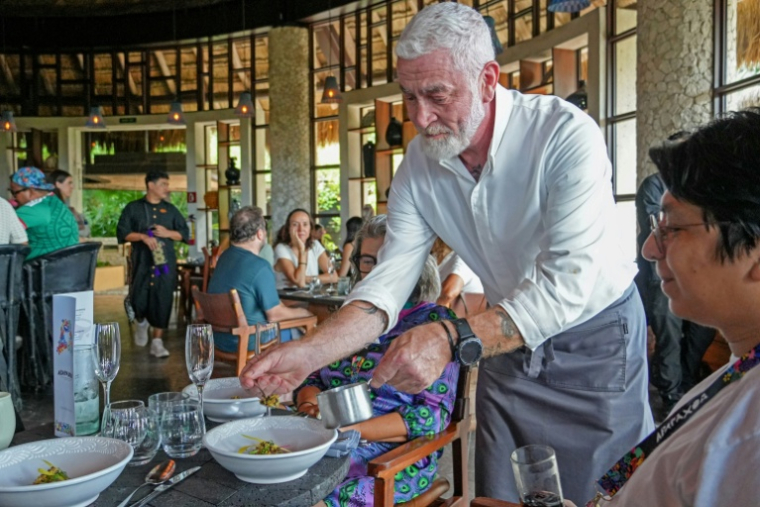 Le chef brésilien Alex Atala sert un plat dans un restaurant du complexe Xcaret à Playa del Carmen, au Mexique, le 20 septembre 2026 ( AFP / Elizabeth Ruiz )