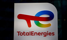 Le logo de TotalEnergies sur une borne de recharge pour voitures électriques