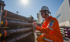 Un employé de Vallourec examine une série de tubes. (crédit : Vallourec)