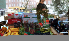 Une cliente achète des légumes à l'épicerie fine Andreas à Londres