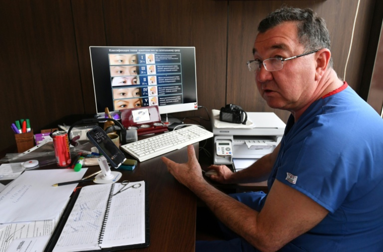 Le chirurgien esthétique Iskender Katchkinbaïev, lors d'un entretien avec l'AFP à Bichkek, le 18 mai 2026 au Kirzghizstan ( AFP / Vyacheslav OSELEDKO )