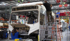 Des travailleurs dans une usine de bus éléctriques aux États-Unis