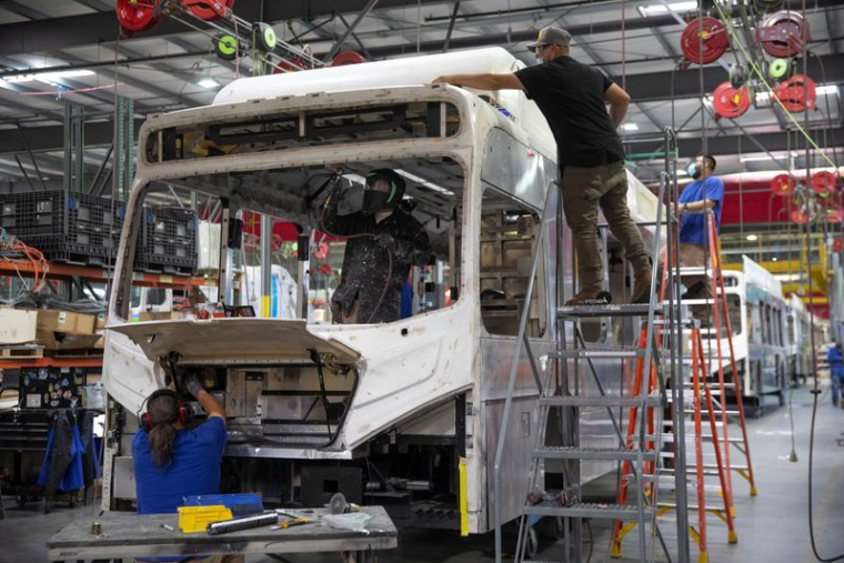 Des travailleurs dans une usine de bus éléctriques aux États-Unis