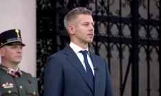 La foule se rassemble devant le Parlement hongrois à l'occasion de l'investiture de Magyar