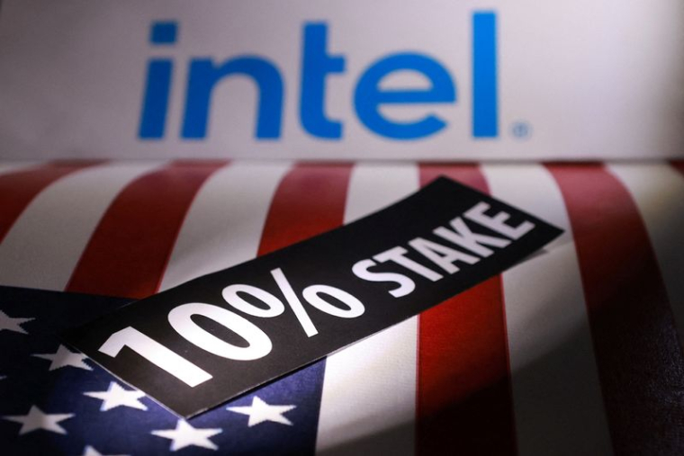 Le drapeau américain, le logo d'Intel et les mots "participation de 10%" sont visibles sur cette illustration
